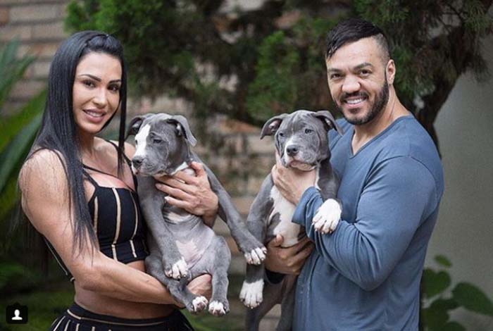 Belo e Gracyane com os cachorros 