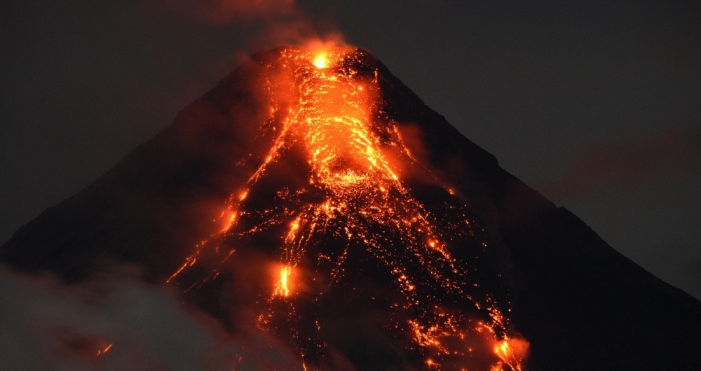 O Monte Mayon tem 2.460 metros e est� em erup��o h� dez dias