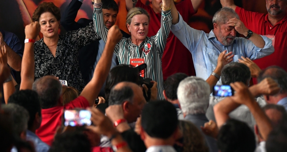 Ao lado de Dilma, a presidente do PT, Gleisi Hoffmann, anunciou ontem no Diret�rio do Partido a candidatura de Lula para as elei��es