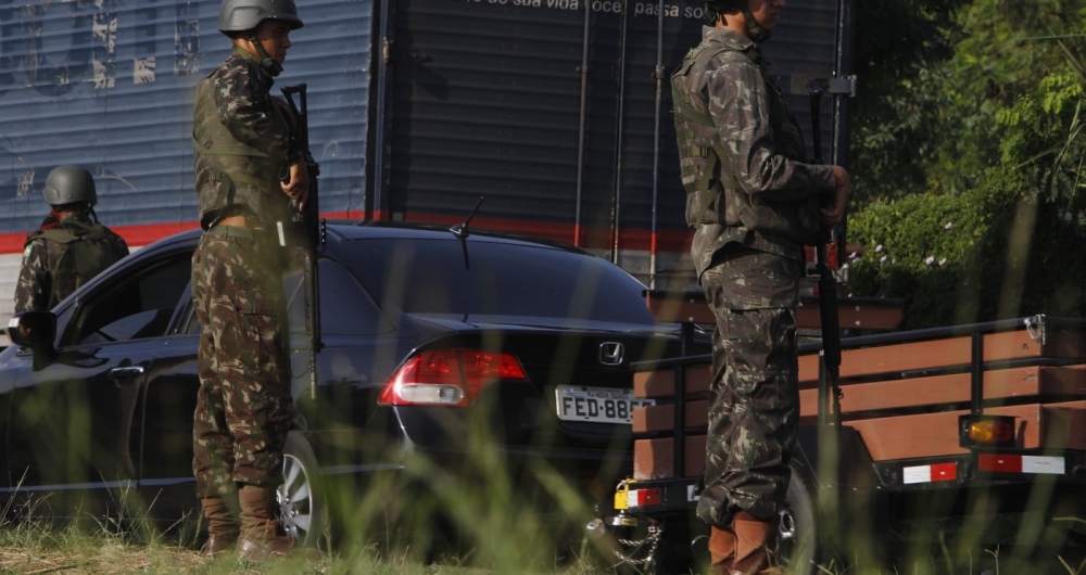 Forças Armadas e PRF fazem operação nas vias expressas do Rio