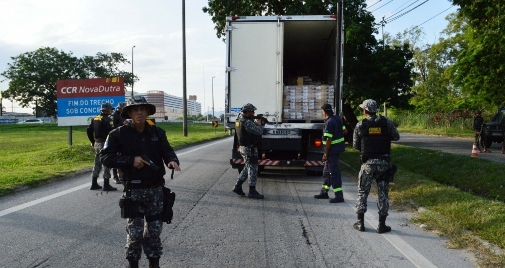 25/01/2018 - AG�NCIA DE NOT�CIA - PARCEIRO - Opera��o do Ex�rcito, em conjunto com a For�a Nacional e a Pol�cia Rodovi�ria Federal na sa�da da Rodovia Presidente Dutra, no Trevo das Margaridas, altura de Jardim Am�rica, Zona Norte do Rio. Objetivo � combater o tr�fico de drogas e de armas, al�m do roubo de cargas.