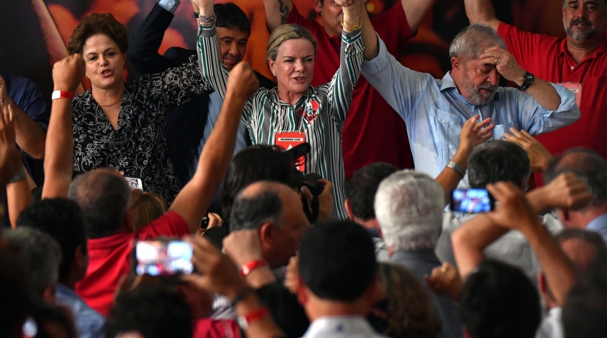 Ao lado de Dilma, a presidente do PT, Gleisi Hoffmann, anunciou ontem no Diretório do Partido a candidatura de Lula para as eleições - AFP/Nelson Almeida