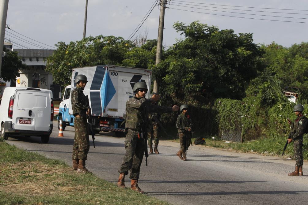 Militares do Exército fazendo Blitz em pontos criticos com objetivo de evitar o roubo de cargas , Trevo das Margaridas altura de Jardim America Severino Silva Agencia O Dia