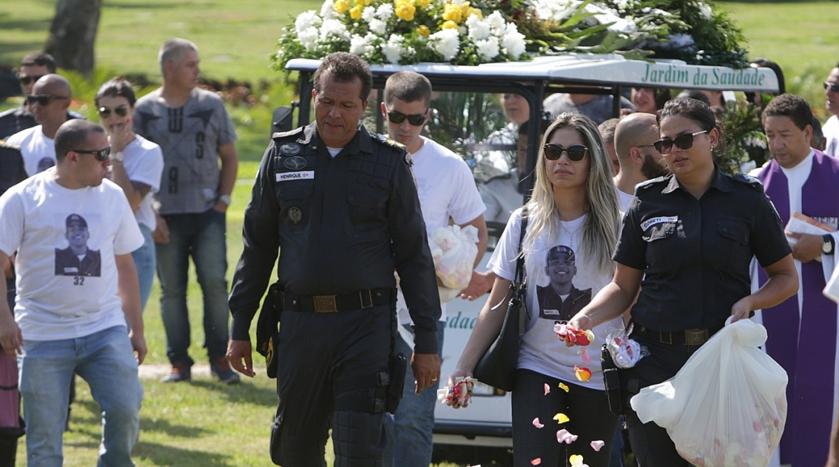 Tenente PM Jeovany Carvalho de Andrade Brito, 29 anos, foi enterrado no Cemit&eacute;rio Jardim da Saudade, em Sulacap, - Daniel Castelo Branco / Ag&ecirc;ncia O Dia