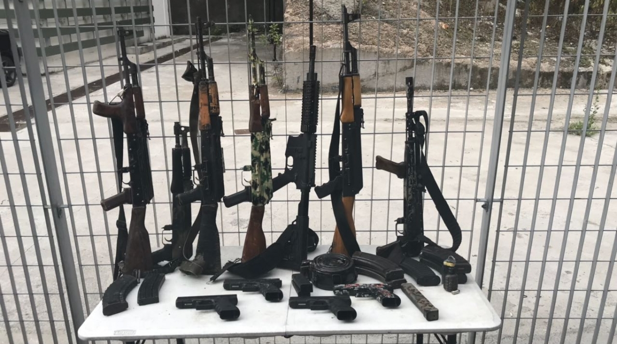 PM apreendeu sete fuzis, três pistolas e uma granada em ação na Rocinha - Divulgação