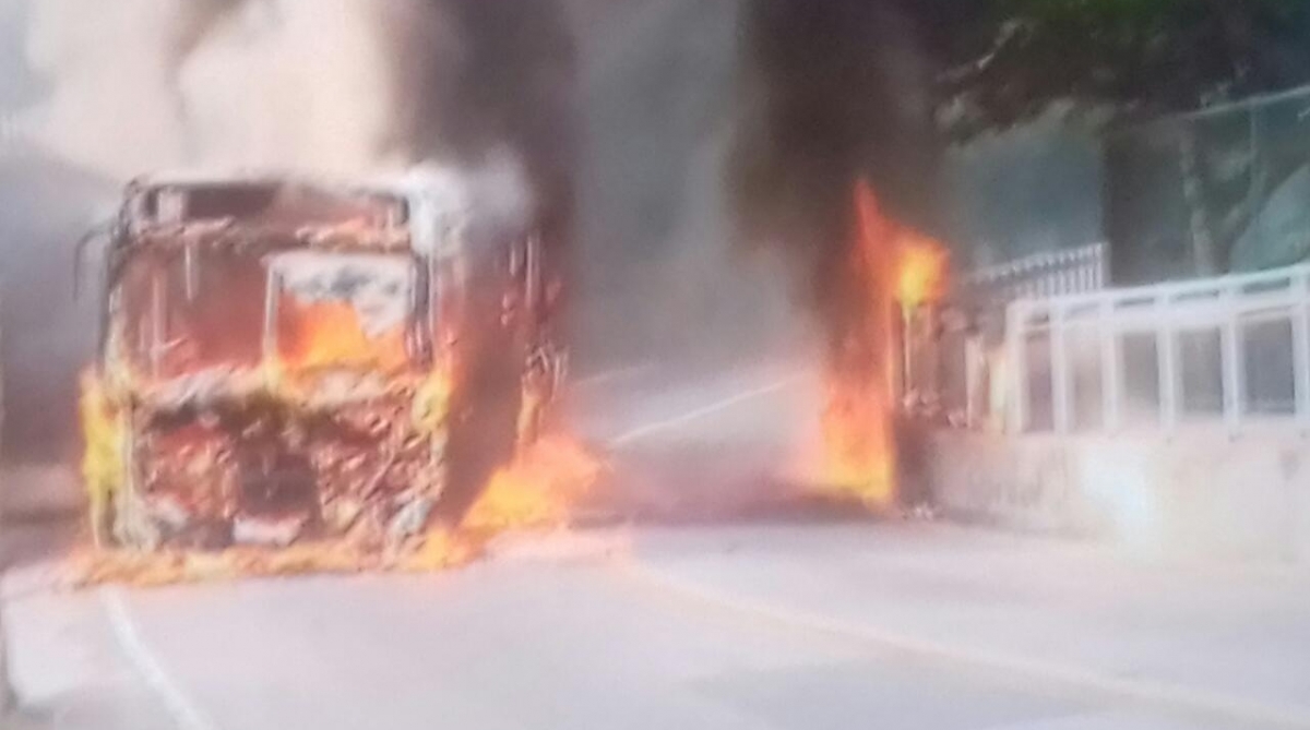 Ônibus foi incendiado na Avenida Niemeyer, altura do Vidigal - Reprodução