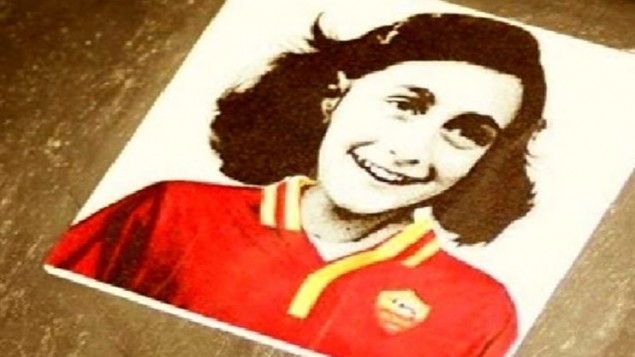 Imagem de Anne Frank com a camisa da Roma