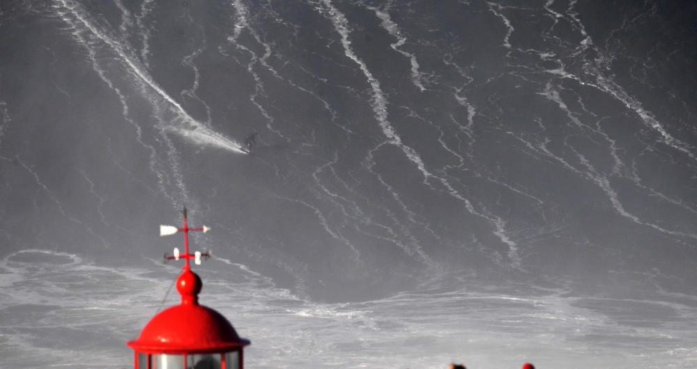 German big wave surfer Sebastien Steudtner drops a wave during a surf session in Praia do Norte in Nazare, central Portugal. / AFP PHOTO / FRANCISCO LEONG