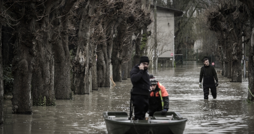 Rio Sena j� invade ruas e cal�adas de Paris. Algumas linhas de metr� n�o est�o funcionando e constru��es pr�ximas ao rio tiveram que adotar medidas de conting�ncia 