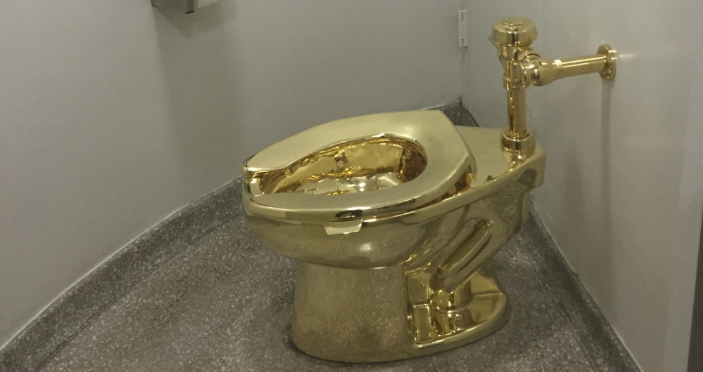 O vaso sanit�rio de ouro America, do italiano Maurizio Cattelan