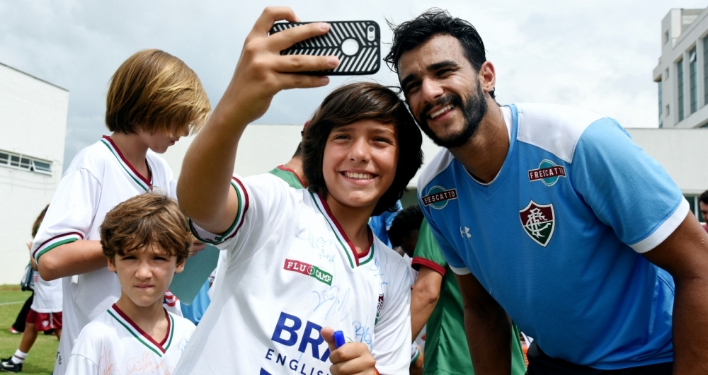 Rio de Janeiro, RJ - Brasil - 26/01/2018 - CTPA - Flu Camp. Henriqwue Dourado com alunos durante a visita ao CT.
FOTO DE MAILSON SANTANA/FLUMINENSE FC

IMPORTANTE: Imagem destinada a uso institucional e divulga��o, seu uso comercial est� vetado incondicionalmente por seu autor e o Fluminense Football Club.

IMPORTANT: Image intended for institutional use and distribution. Commercial use is prohibited unconditionally by its author and Fluminense Football Club