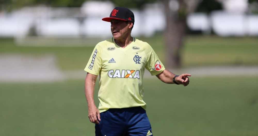 Técnico Carpegiani no treino do Flamengo