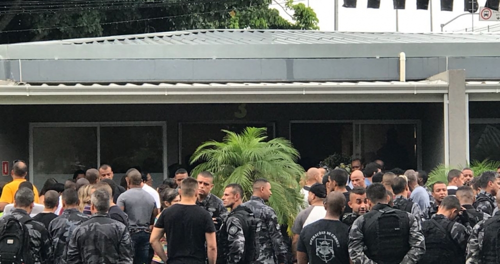 Enterro do PM Tiago Chaves da Silva, que foi morto durante confronto na Rocinha 