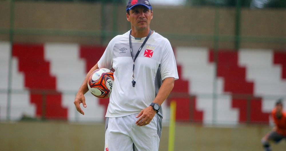 Zé Ricardo comandou parte do treino a portas fechadas