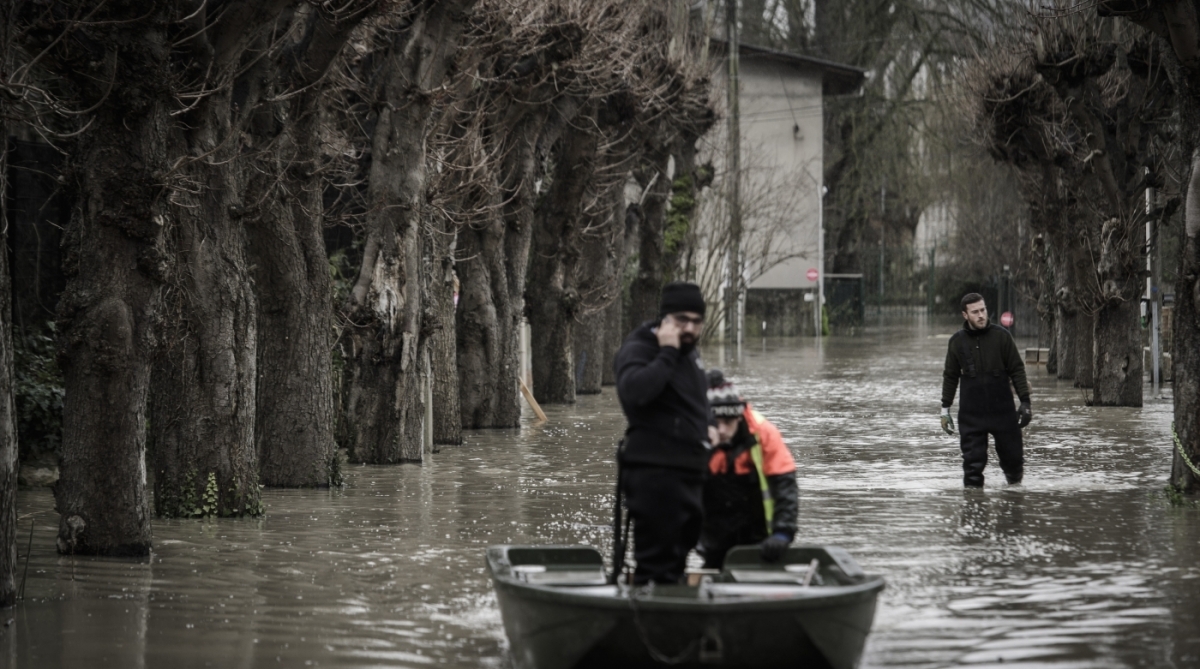 Rio Sena já invade ruas e calçadas de Paris. Algumas linhas de metrô não estão funcionando e construções próximas ao rio tiveram que adotar medidas de contingência - AFP