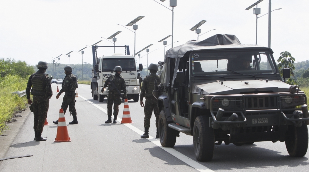 Militares do Exército fazem blitz nas principais vias do Estado do Rio, como o Arco Metropolitano, para revistar veículos - Severino Silva