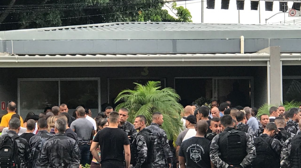 Enterro do PM Tiago Chaves da Silva, que foi morto durante confronto na Rocinha