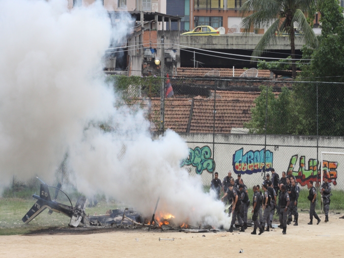 Traficantes derrubaram helic�ptero da PM com tiros de fuzil antia�reo
