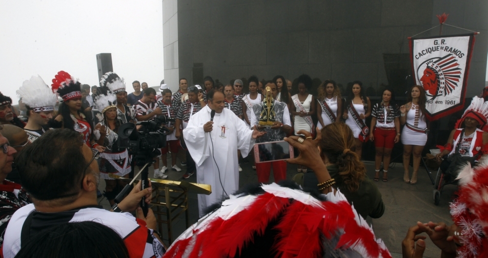 O Bloco Carnavalesco Cacique de Ramos foi ao Cristo  Redentor para o Padre Omar aben�oar os folioes Severino Silva Agencia O Dia