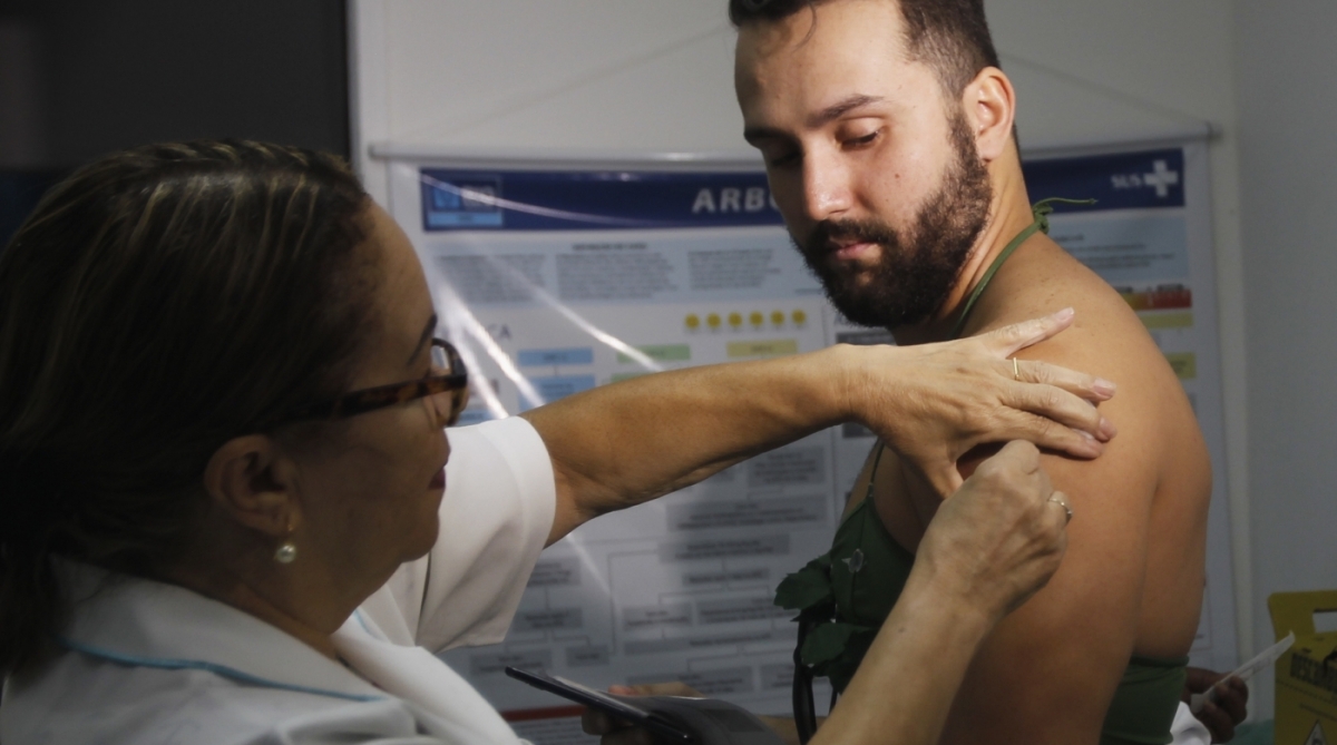 Primeiro dia de vacina fracionada para combater a febre amarela ,posto de saude na Gavea Zona Sul do Rio ,o Prefeito Marcelo Crivela esteve no posto, na foto   Felipe Martins  se vacinando  Severino Silva Agencia O Dia