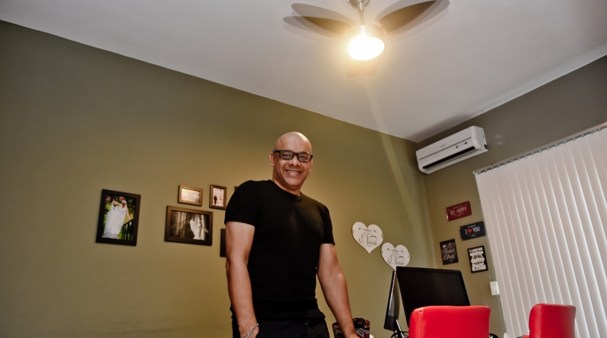 O fotógrafo Wagner Alves, de Resende,  liga o ventilador e o ar condicionado ao mesmo tempo. 