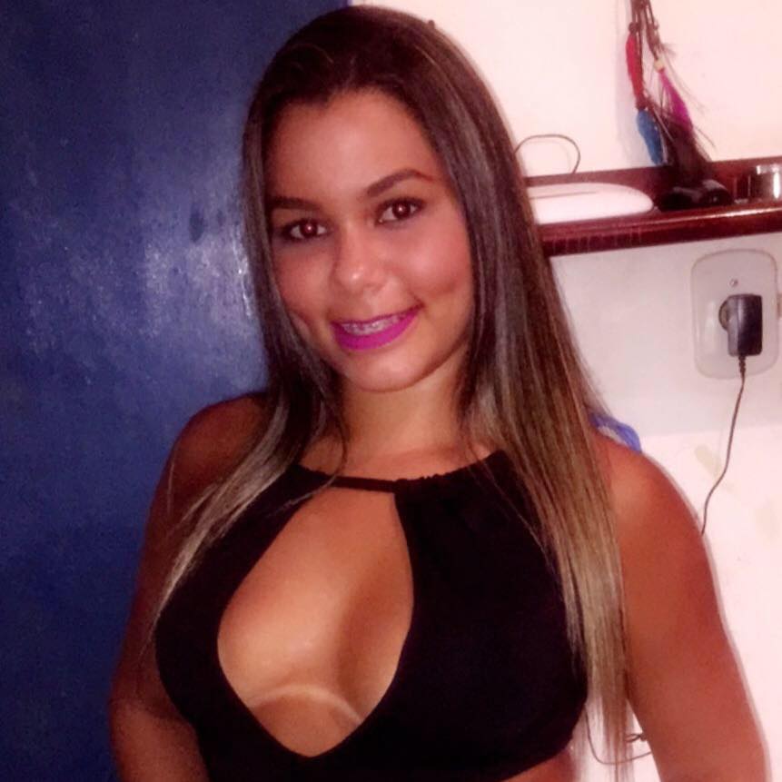 Ana Luíza Carvalho da Silva, de 19 anos, foi encontrada morta na manhã de sábado, dentro de casa, na localidade conhecida como Via Ápia, na Rocinha.