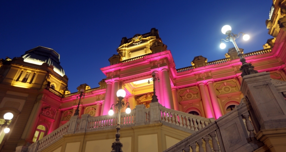 Rio de Janeiro - 17.10.2017 - RJ - Fachada do Pal�cio Guanabara iluminada com as cores do Outubro Rosa. Foto: Paulo Vitor.