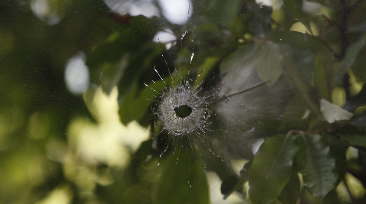 Um gar&ccedil;om morreu durante um intenso tiroteio, na noite deste s&aacute;bado, na Tijuca, Zona Norte do Rio. Samuel Ferreira Coelho, de 24 anos, atendia clientes na cal&ccedil;ada do Bar Pinto, na Rua Conde de Bonfim, quase esquina com Rua Uruguai, quando criminosos que fugiam em tr&ecirc;s carros roubados come&ccedil;aram a trocar tiros com policiais do 6&ordm; Batalh&atilde;o da Pol&iacute;cia Militar. A v&iacute;tima foi atingida por um tiro de fuzil no peito e morreu na hora. Dois PMs e uma passageira do aplicativo Uber, que passava no local no momento da persegui&ccedil;&atilde;o, foram feridos por disparos, mas est&atilde;o fora de perigo. Os bandidos conseguiram fugir. Foto - Severino Silva / Ag&ecirc;ncia O Dia