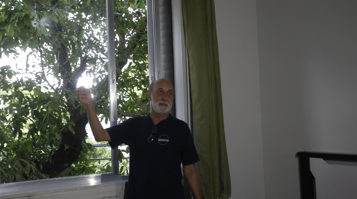 Um garçom morreu durante um intenso tiroteio, na noite deste sábado, na Tijuca, Zona Norte do Rio. Samuel Ferreira Coelho, de 24 anos, atendia clientes na calçada do Bar Pinto, na Rua Conde de Bonfim, quase esquina com Rua Uruguai, quando criminosos que fugiam em três carros roubados começaram a trocar tiros com policiais do 6º Batalhão da Polícia Militar. A vítima foi atingida por um tiro de fuzil no peito e morreu na hora. Dois PMs e uma passageira do aplicativo Uber, que passava no local no momento da perseguição, foram feridos por disparos, mas estão fora de perigo. Os bandidos conseguiram fugir. Foto - Severino Silva / Agência O Dia