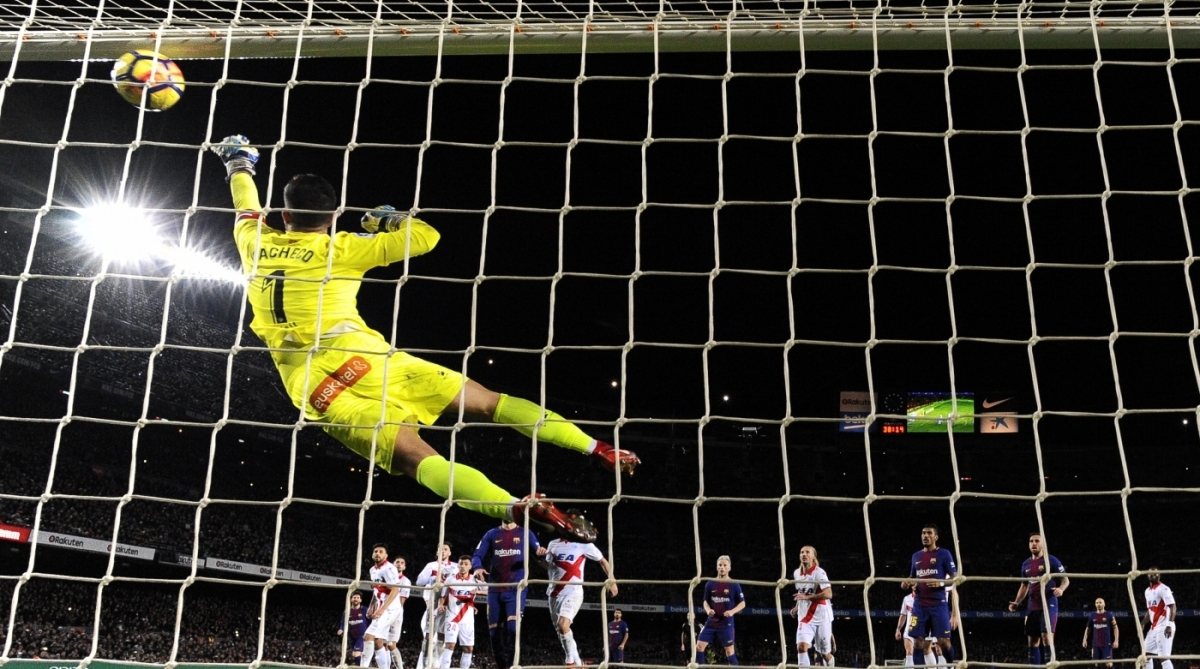 NA GAVETA
Goleiro do Alavés salta, mas não alcança a cobrança de falta perfeita de Messi
- AFP