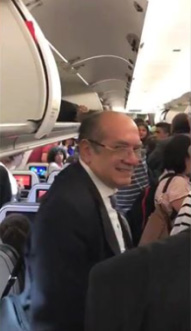 Ao ouvir protestos no avi�o, ministro Gilmar Mendes sorriu