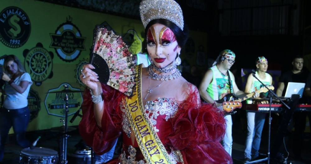 Sabrina Sato � coroada rainha do baile Glam Gay na quadra da S�o Clemente