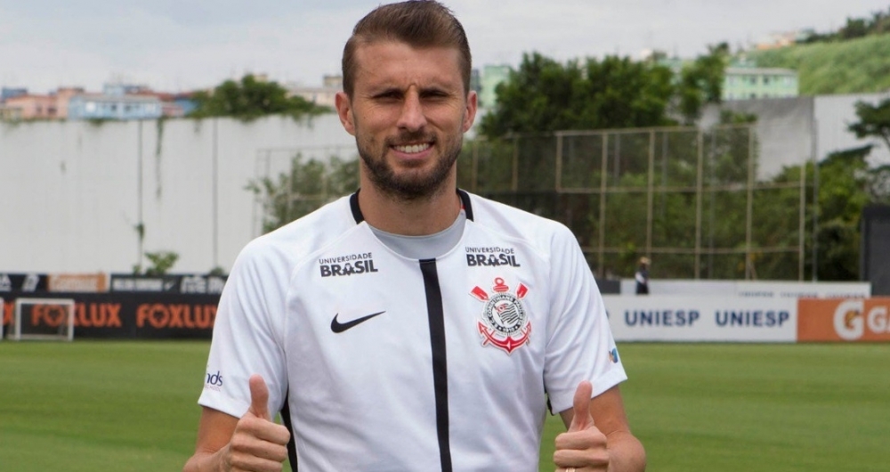 Henrique foi apresentado como jogador do Corinthians