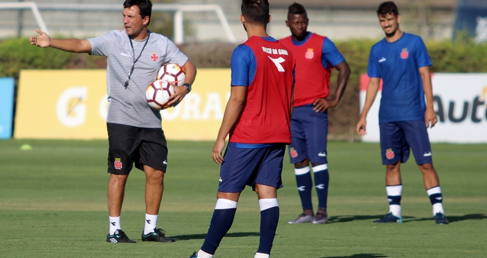 O técnico Zé Ricardo orienta os jogadores durante o treino no CT da Universidad de Chile, em Santiago