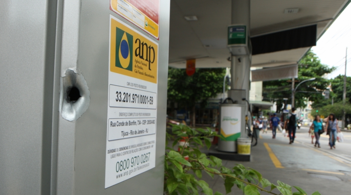 Tiroteio entre PMs e bandidos na Tijuca
terminou com garçom morto e idosa e dois PMs feridos marcas de tiros em várias lojas e prédios da Rua Conde de Bonfim, na Tijuca, Zona Norte do Rio.Personagem, Cristina Duarte, Balconista. 