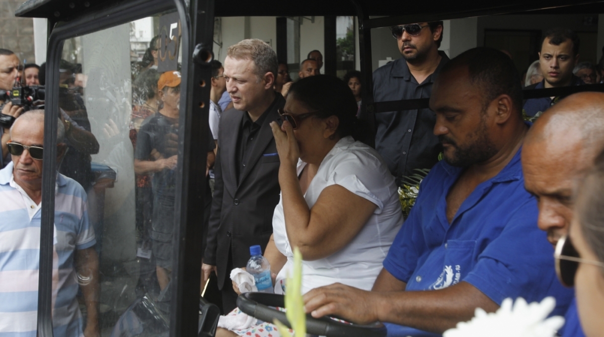 Enterrado no Cemit&eacute;rio  do Catumbi  Samuel, o Garson vitima do Tiroteio entre Policia e Bandidos na Tijuca   Raimuda da Consei&ccedil;ao m&atilde;e do rapazSeverino Silva Agencia O Dia