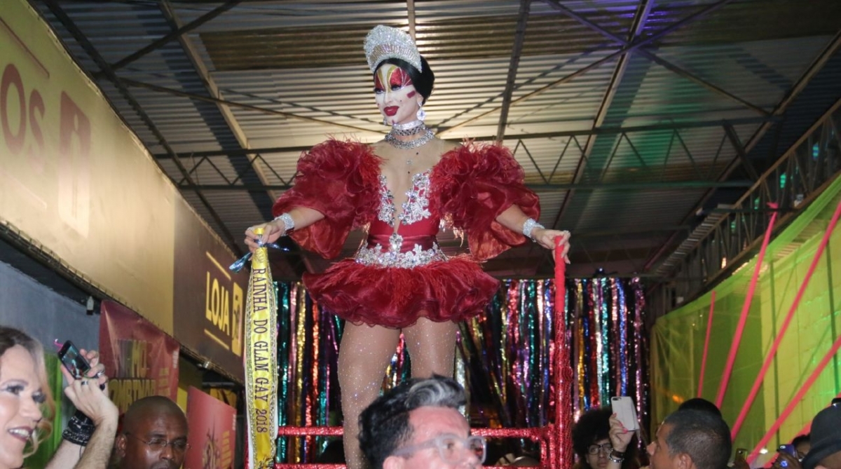 Sabrina Sato é coroada rainha do baile Glam Gay na quadra da São Clemente