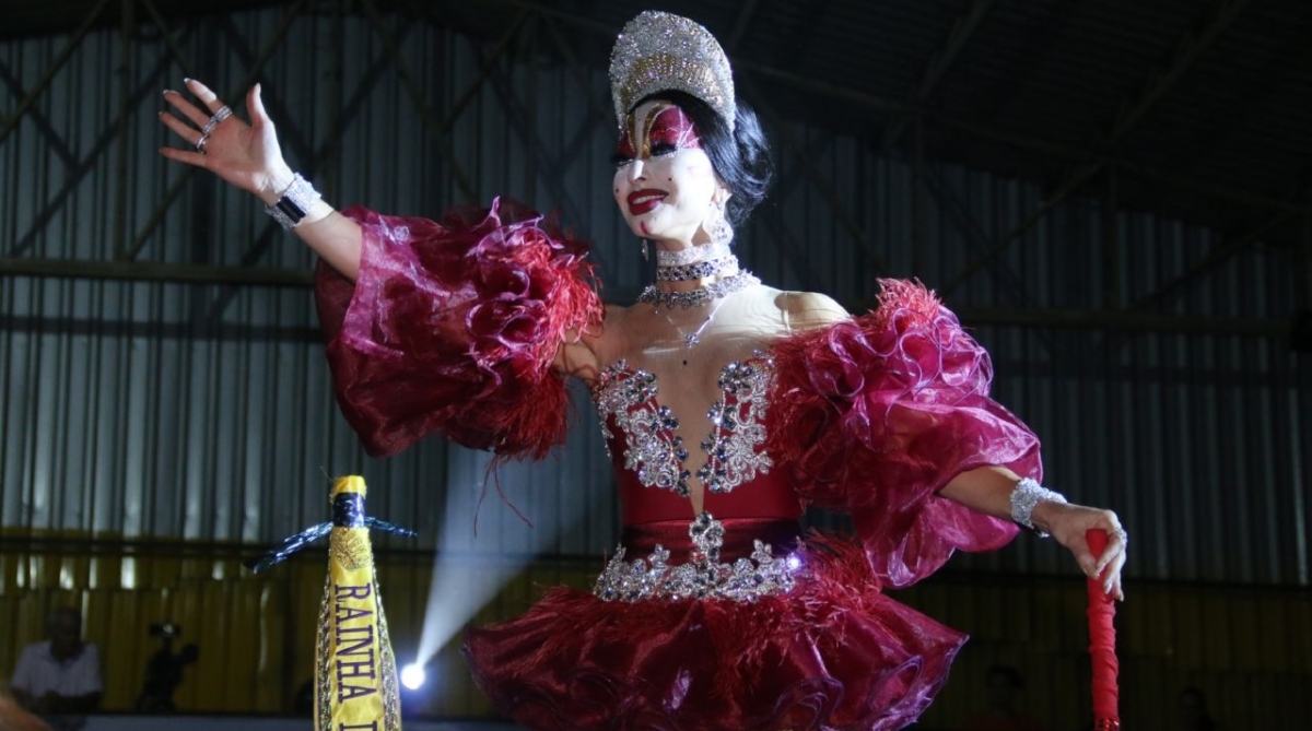Sabrina Sato é coroada rainha do baile Glam Gay na quadra da São Clemente