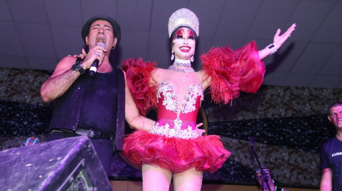 Sabrina Sato é coroada rainha do baile Glam Gay na quadra da São Clemente