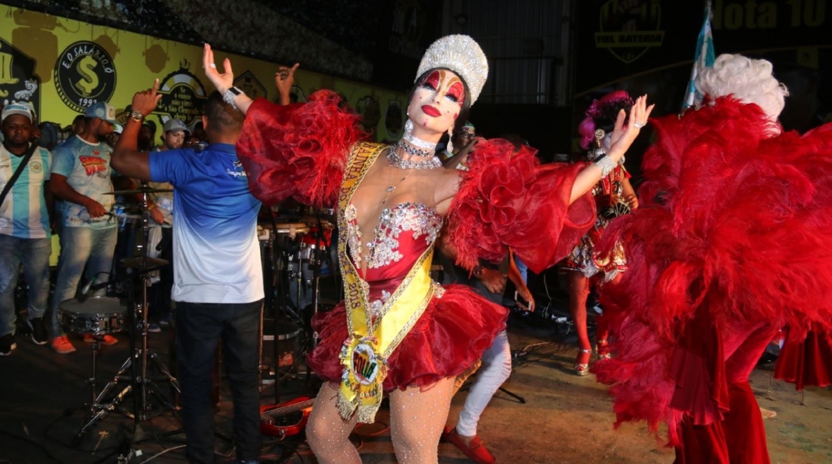 Sabrina Sato é coroada rainha do baile Glam Gay na quadra da São Clemente