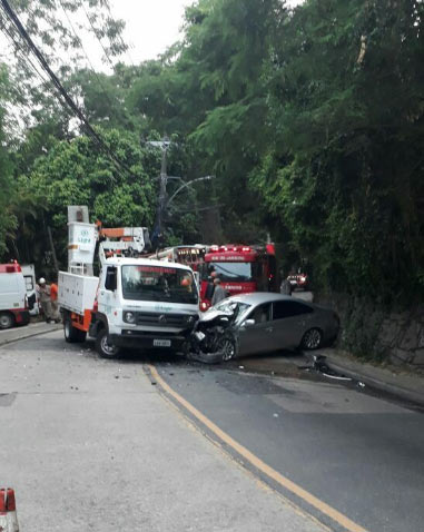 Caminh�o e carro bateram na Estrada das Furnas