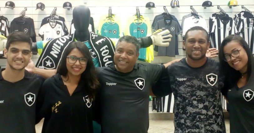 Stevie B visitou loja oficial do Botafogo