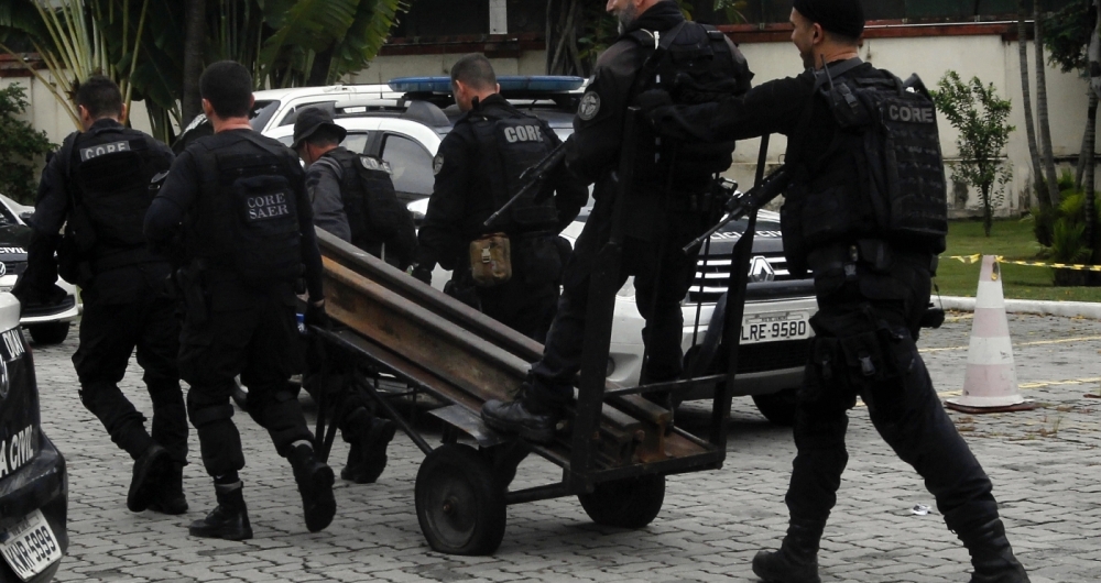 Operação Policial na Favela do Jacarezinho Zona Norte do Rio , Três homens morreram na troca de tiros com policiais, os mortos segundo a policia eram traficantes.Três pistolas apreendidas e trilhos usados por traficantes como barricadas foram retirados e levados para a Cidade da Policia. Foto -  Severino Silva / Agência O Dia