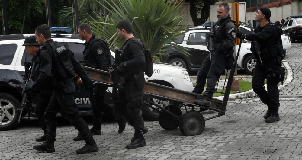 Operação Policial na Favela do Jacarezinho Zona Norte do Rio , Três homens morreram na troca de tiros com policiais, os mortos segundo a policia eram traficantes.Três pistolas apreendidas e trilhos usados por traficantes como barricadas foram retirados e levados para a Cidade da Policia. Foto -  Severino Silva / Agência O Dia