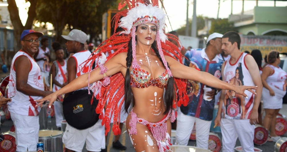 Rainha de bateria esbanjou beleza em ensaio de rua em Padre Miguel