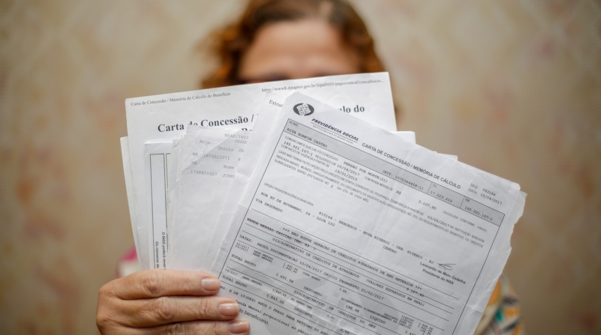 30/01/2018 - Fraude no INSS, na foto a cima a pensionista Rita Bomfim com os documento que provão a fraude sofrida. Foto: Luciano Belford / Agencia O Dia