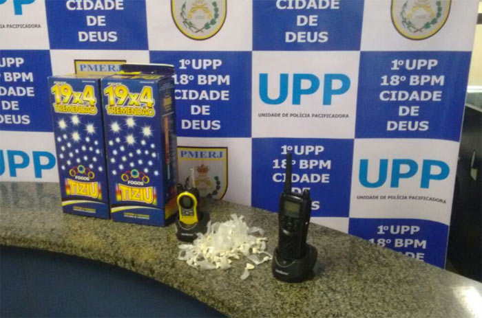 Pol�cia apreendeu fogos de artif�cio, drogas e radiotransmissores na Cidade de Deus