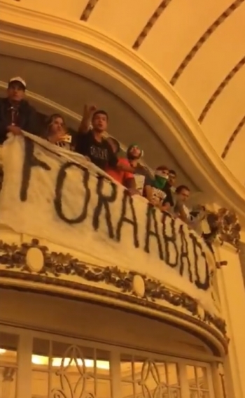 Torcida do Fluminense invadiu reunião do Conselho Deliberativo pedindo a saída de Abad e pichou os muros das Laranjeiras