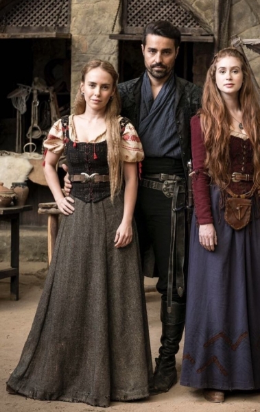 Diana (Fernanda Nobre), Virg&iacute;lio (Ricardo Pereira) e Am&aacute;lia (Marina Ruy Barbosa) em 'Deus Salve o Rei'