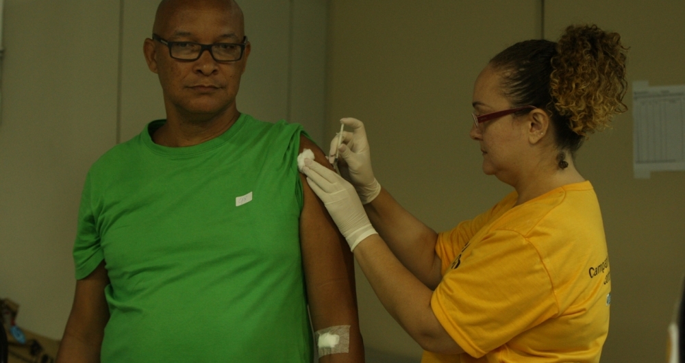 Campanha de vacinação contra a febre amarela. Jean Carlos Nascimento, doou sangue no Hemorio e recebeu a vacina contra a doença